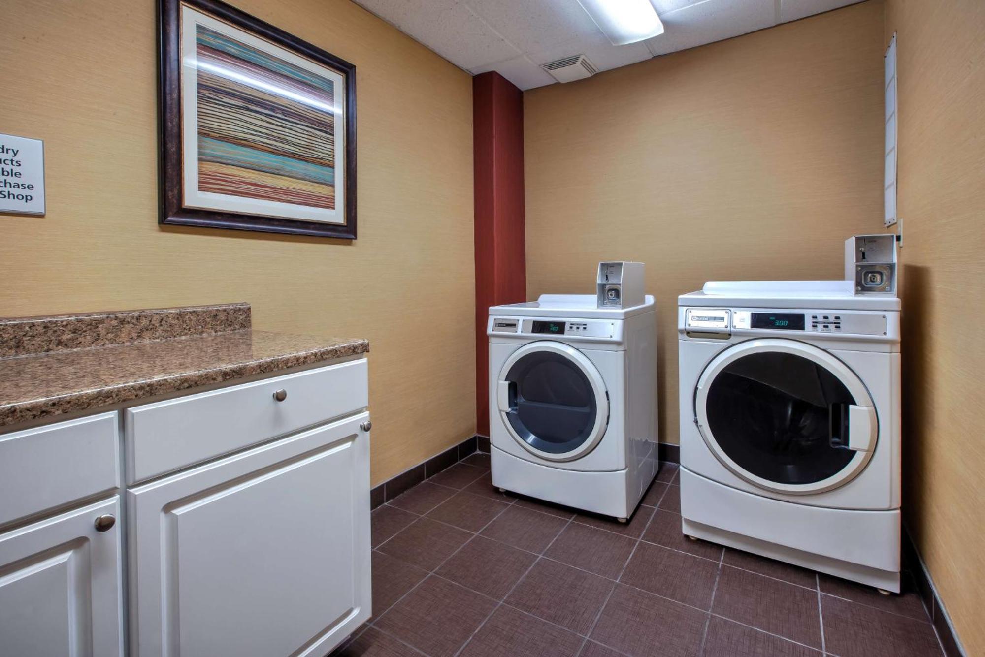 Hampton Inn & Suites Cleveland-Airport/מידלברג הייטס מראה חיצוני תמונה