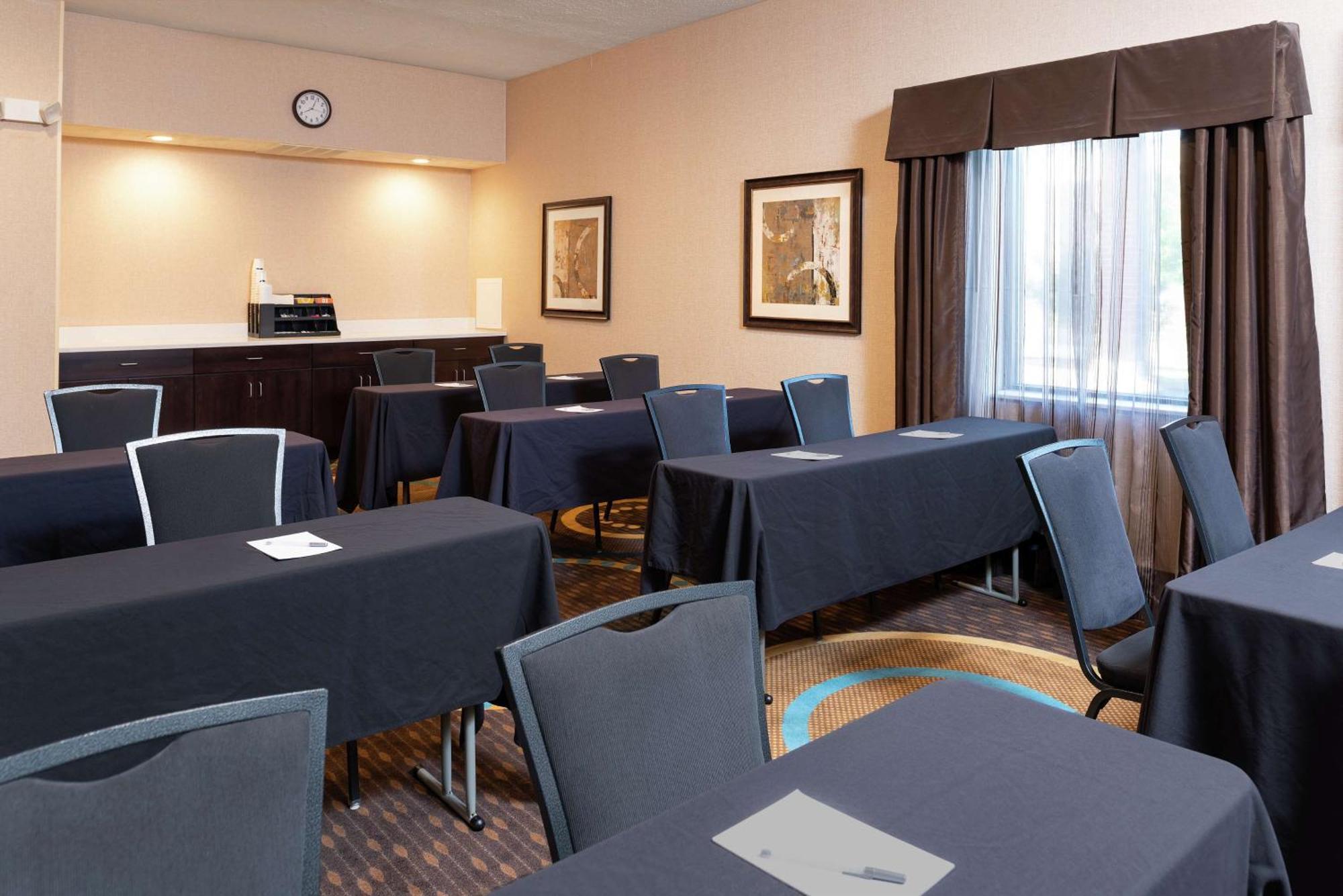 Hampton Inn & Suites Cleveland-Airport/מידלברג הייטס מראה חיצוני תמונה