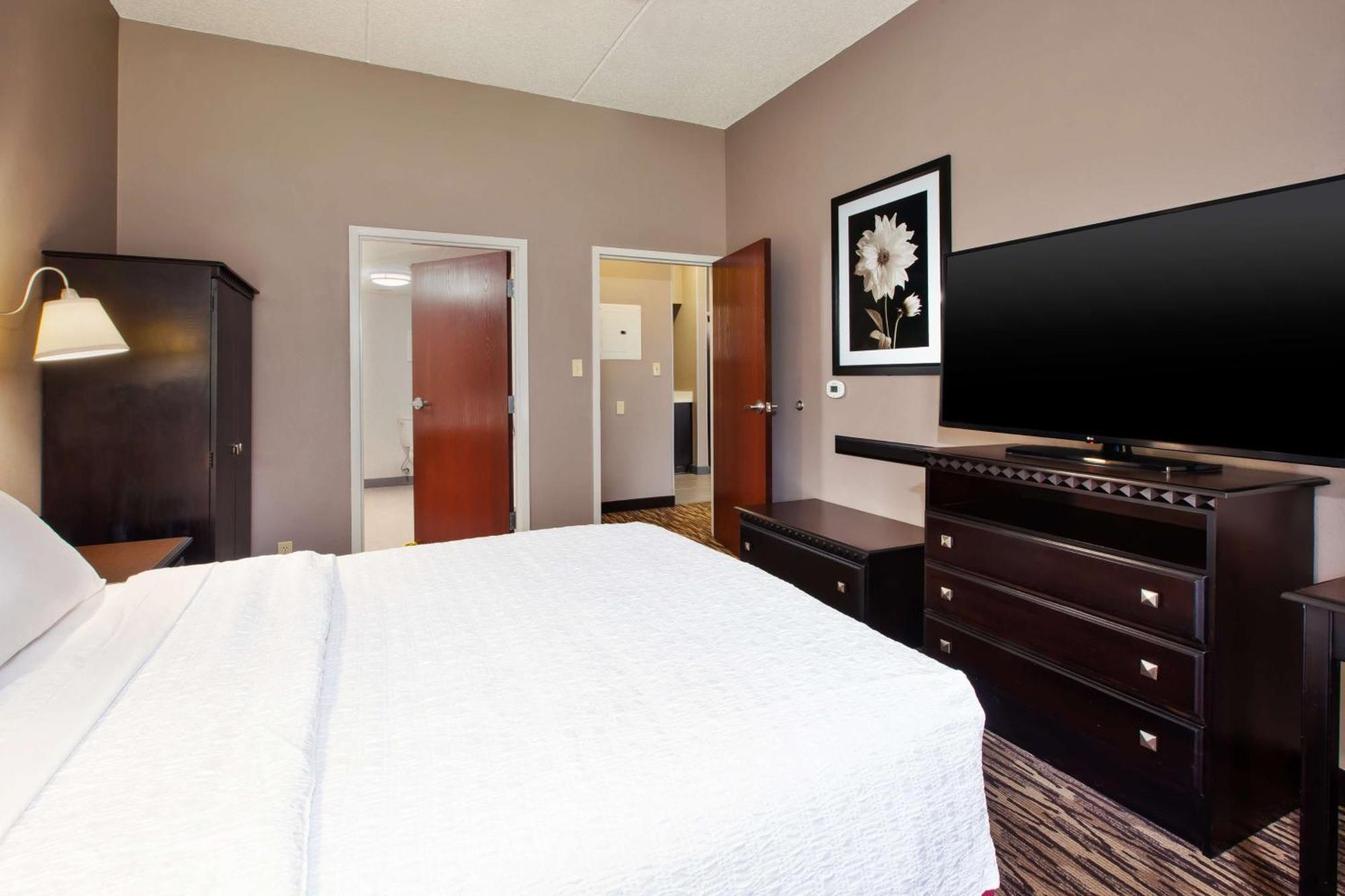 Hampton Inn & Suites Cleveland-Airport/מידלברג הייטס מראה חיצוני תמונה