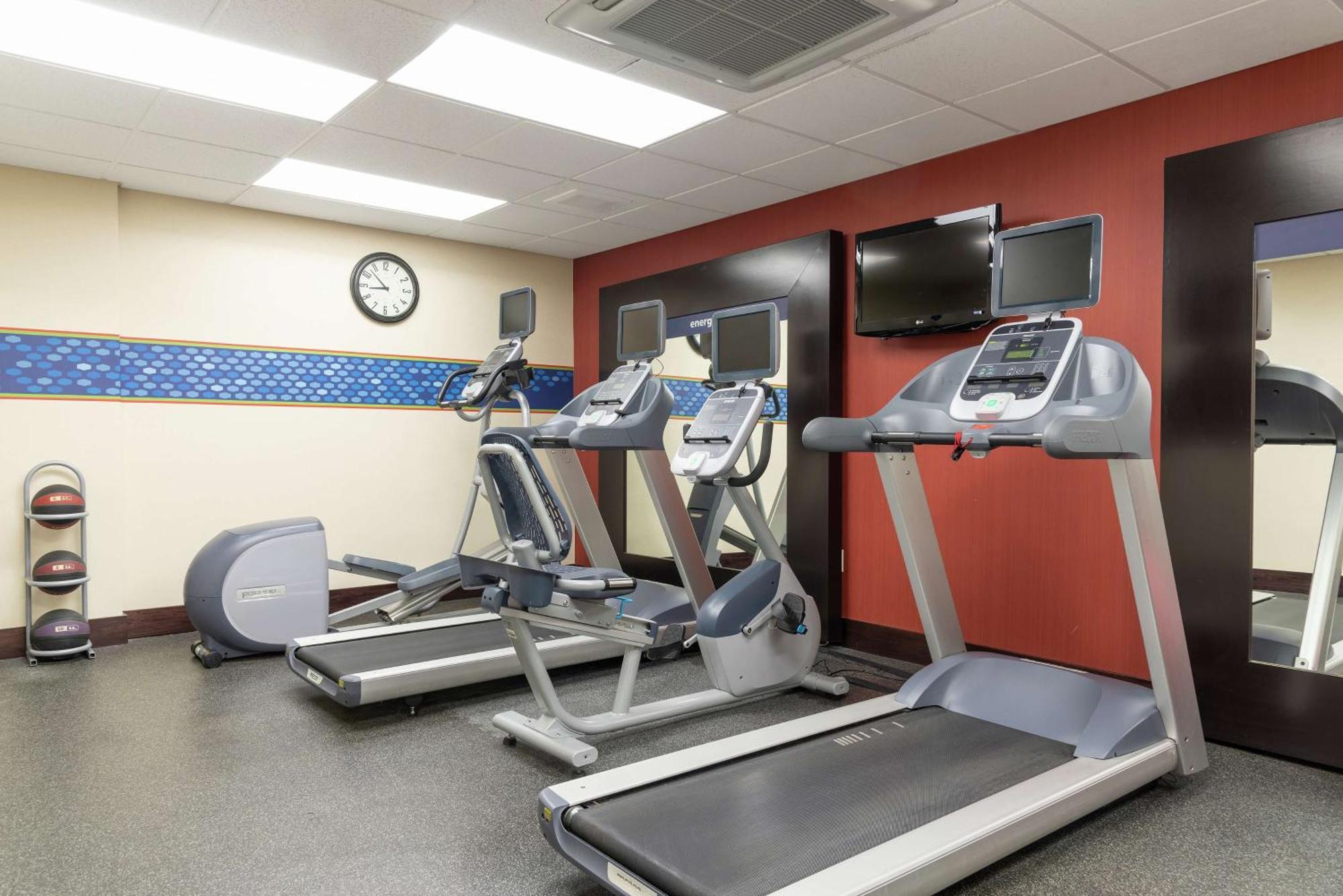 Hampton Inn & Suites Cleveland-Airport/מידלברג הייטס מראה חיצוני תמונה