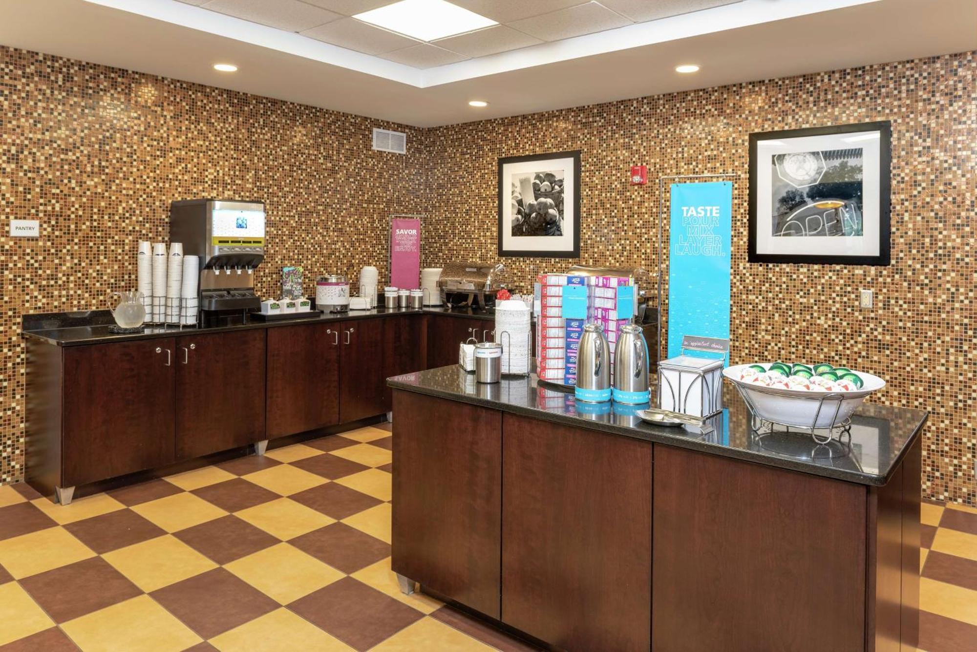 Hampton Inn & Suites Cleveland-Airport/מידלברג הייטס מראה חיצוני תמונה