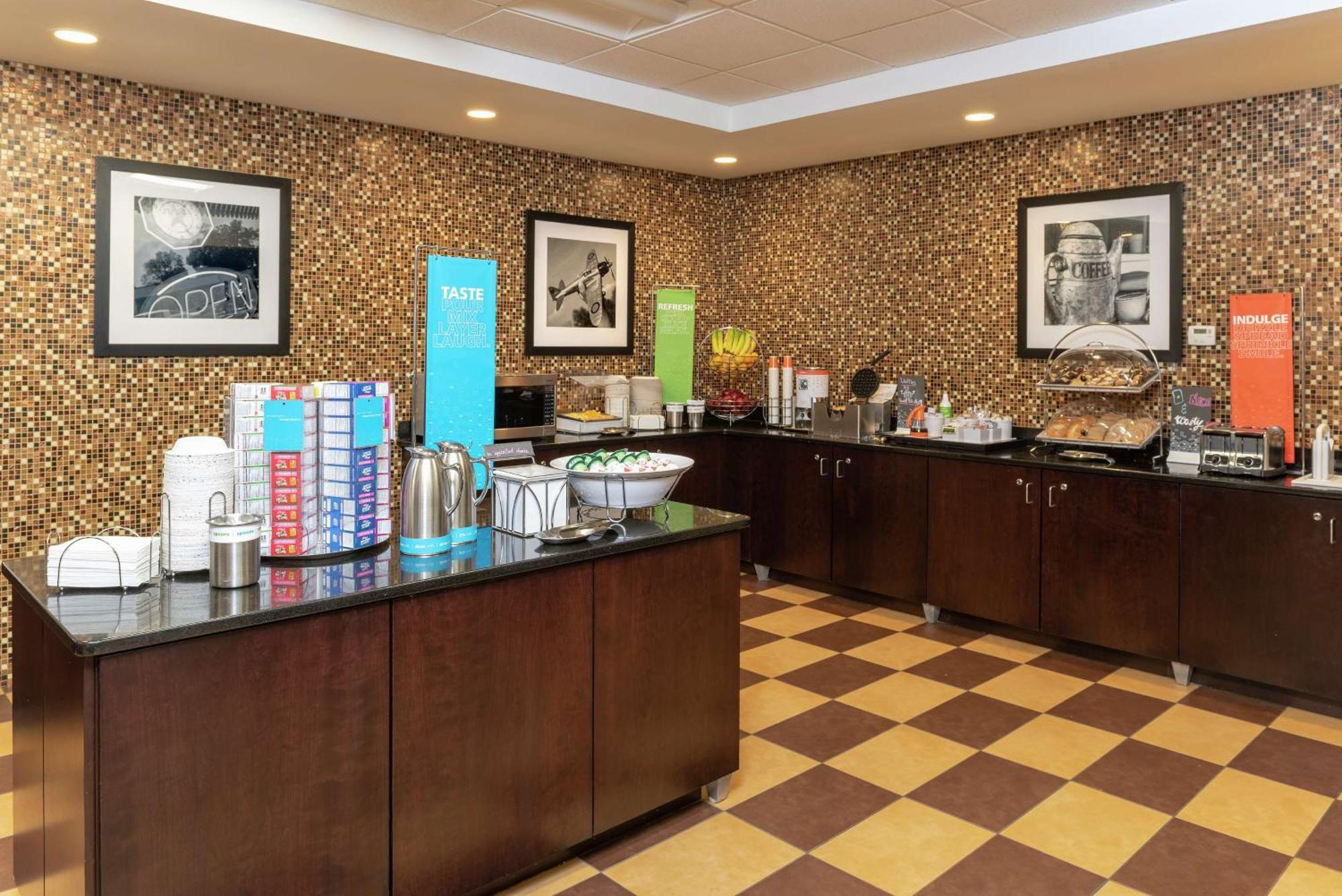 Hampton Inn & Suites Cleveland-Airport/מידלברג הייטס מראה חיצוני תמונה
