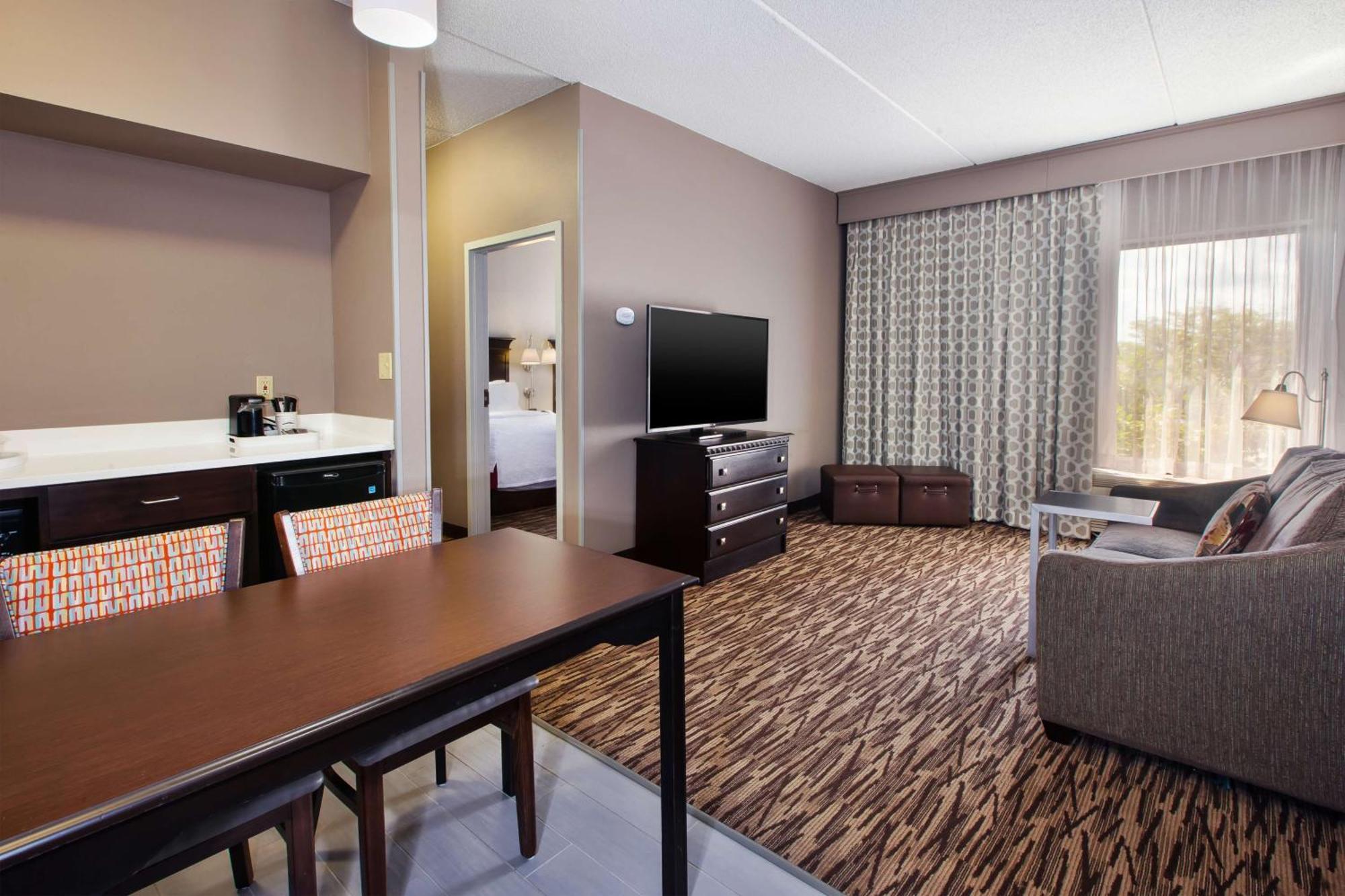 Hampton Inn & Suites Cleveland-Airport/מידלברג הייטס מראה חיצוני תמונה
