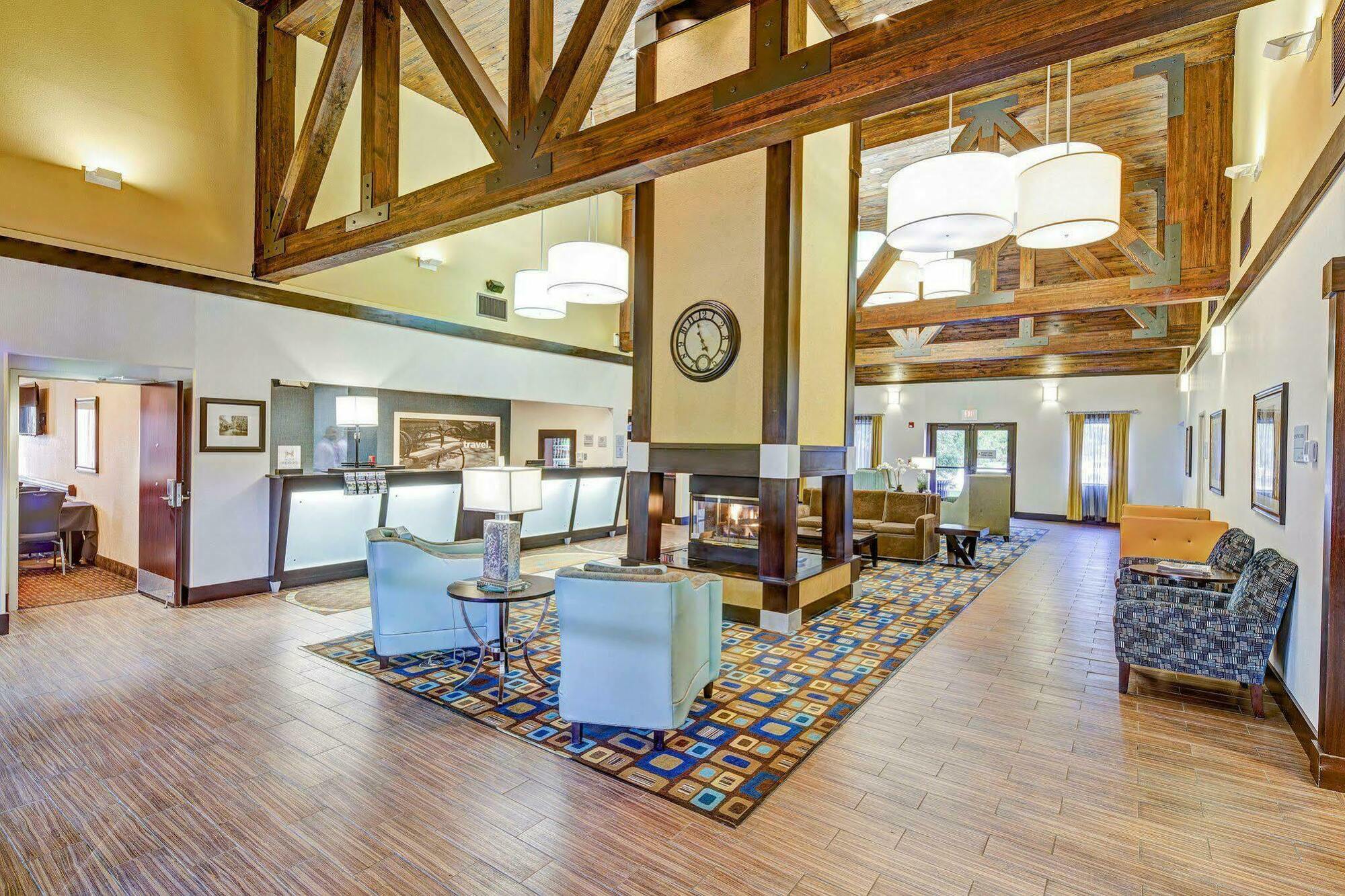 Hampton Inn & Suites Cleveland-Airport/מידלברג הייטס מראה חיצוני תמונה